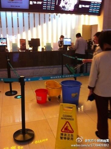 万达影城屋顶漏水